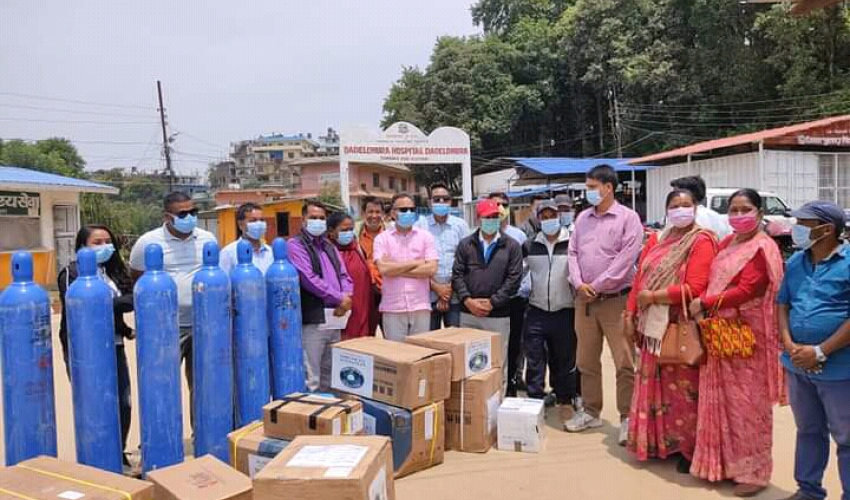 कांग्रेस नेता महरद्वारा डडेल्धुरा अस्पताललाई स्वास्थ्य सामग्री हस्तान्तरण 